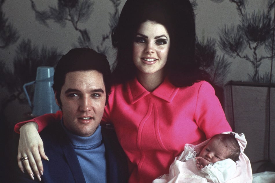 Elvis Presley mit seiner Frau Priscilla und ihrer Tochter Lisa Marie in einem Zimmer des Baptist-Krankenhauses.