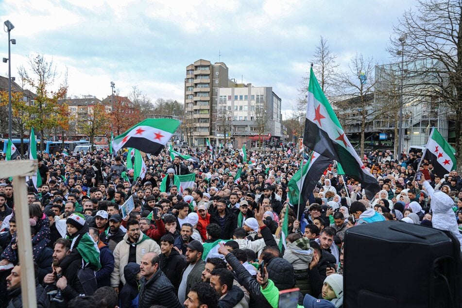 Tausende Menschen gingen am Sonntag in mehreren NRW-Städten, wie hier in Wuppertal, auf die Straße.