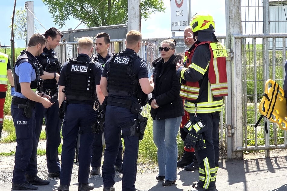 Nach der Attacke des Tigers gegen einen ihrer Helfer steht Carmen Zander (52) bei Polizisten und Rettungskräften - und ringt sichtlich um Fassung.