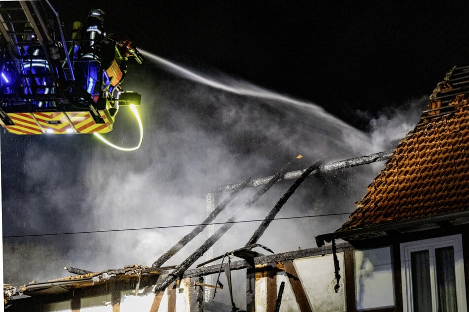 Als die Einsatzkräfte ankamen, hatte die Scheune bereits lichterloh in Flammen gestanden.