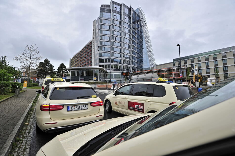 Wartende Taxis vor dem Klinikum Chemnitz.