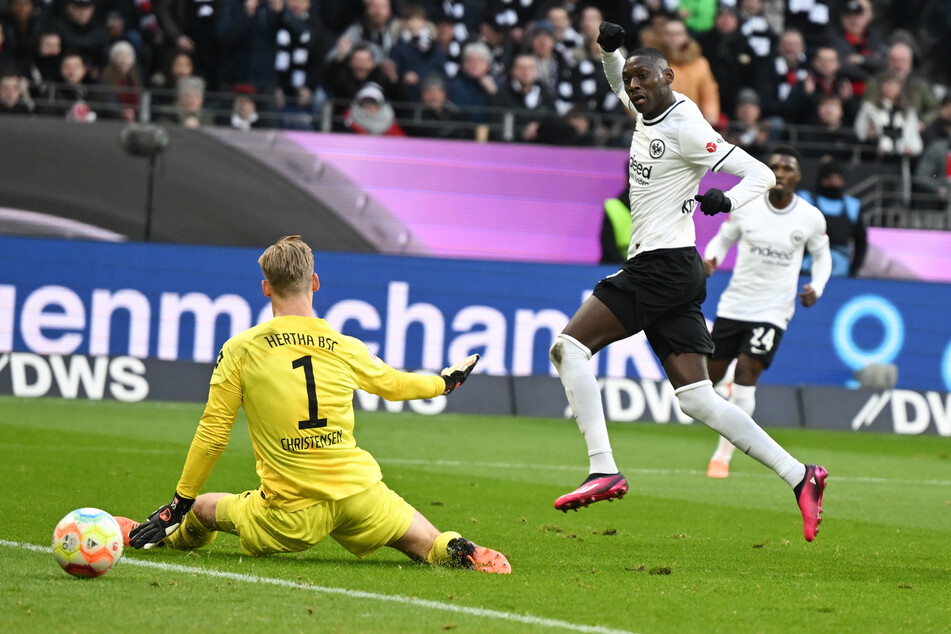 Auch für das zwischenzeitliche 2:0 sorgte Frankfurts Mittelstürmer Kolo Muani (r.) und avancierte damit erneut zum Matchwinner.
