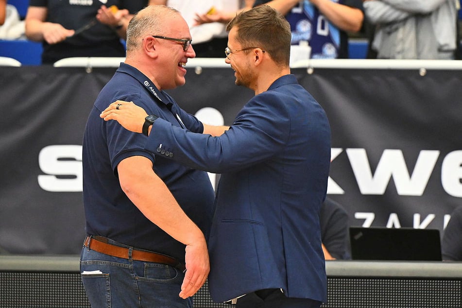 Sie mögen sich: Titans-Coach Fabian Strauß (31 r.) und sein Mentor Felix Banobre (54, l.).