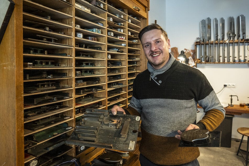 Nils Bergauer (42) zeigt die Stanzeisen für Handschuhe.