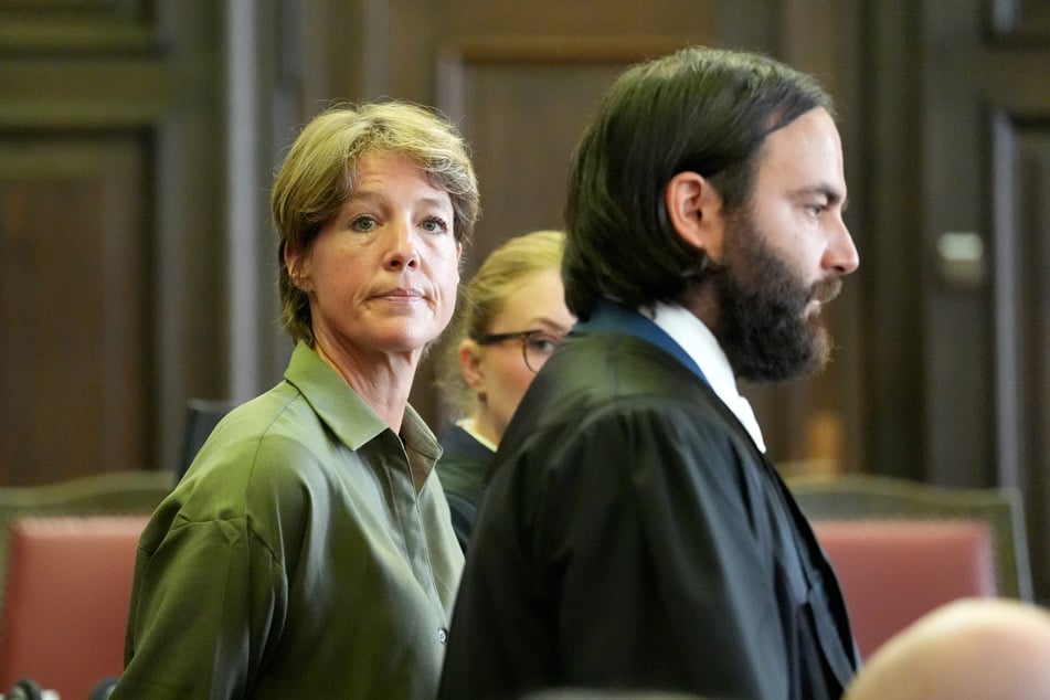 Block (l.-r.), deutsche Gastronomin und Unternehmerin, steht neben ihren Verteidigern Paula Wlodarek und Ingo Bott im Gerichtssaal während des Prozesses wegen mutmaßlicher Kindesentführung im Landgericht Hamburg.