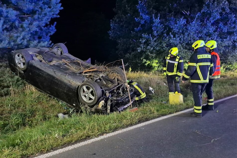 Das Auto landete auf dem Dach.