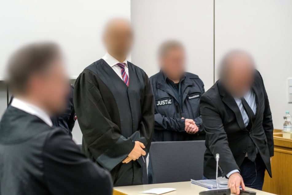 Einer der Angeklagten steht mit seinem Verteidiger im Gericht. (Archivbild)