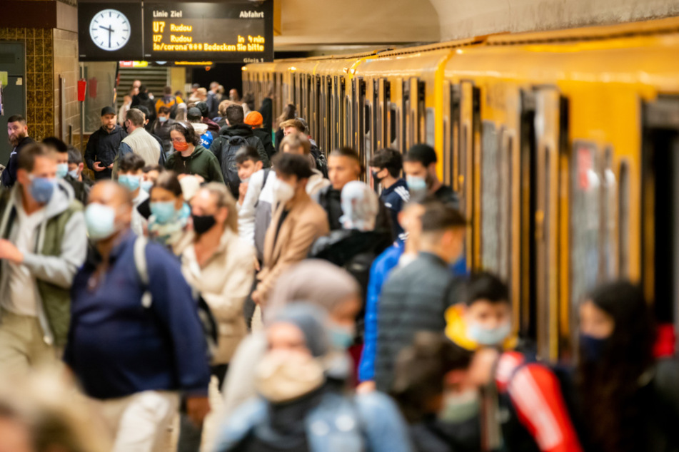 Zahlreiche Fahrgäste steigen am Berliner U-Bahnhof Neukölln in eine U-Bahn ein oder kommen aus den Türen heraus. (Symbolbild)