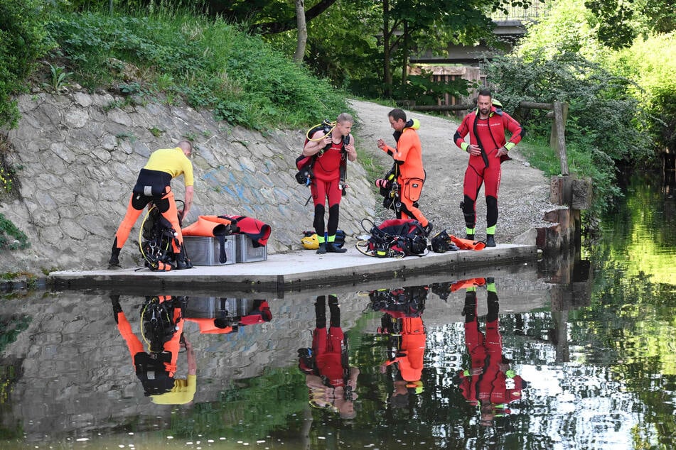 Taucher machen sich bereit, im Fluss Vilaine in der Nähe der Stelle, an der die Leiche des elfjährigen Jungen gefunden wurde, nach Beweisen zu suchen.