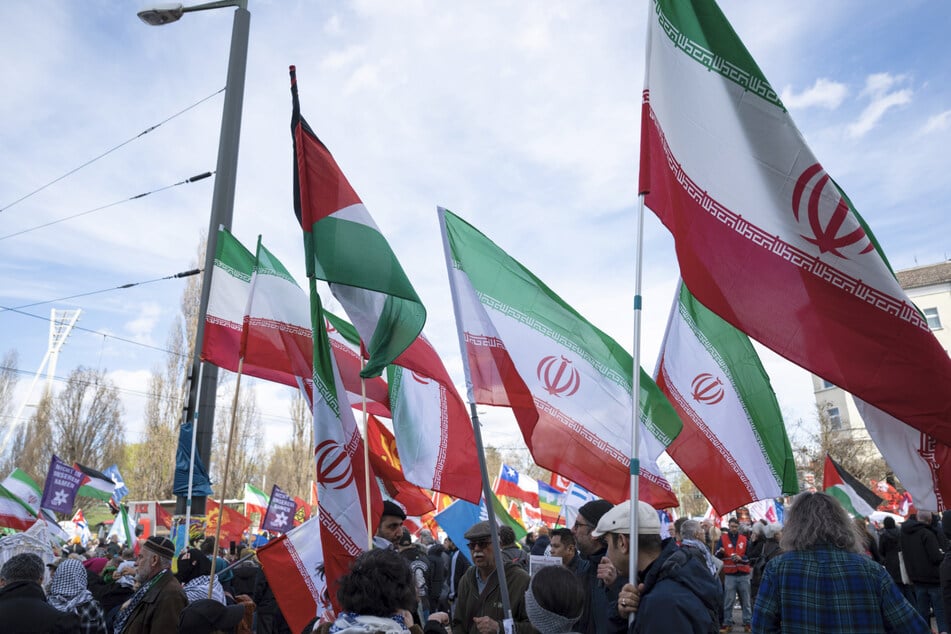 Beim Berliner Ostermasch sind viele Iran-Flaggen zu sehen.