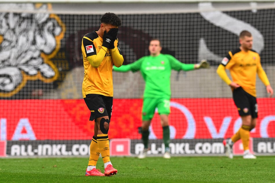 Völlig konsternierte Dynamo-Spieler konnten damals nicht fassen, was nach 20 Minuten im Rudolf-Harbig-Stadion los war.