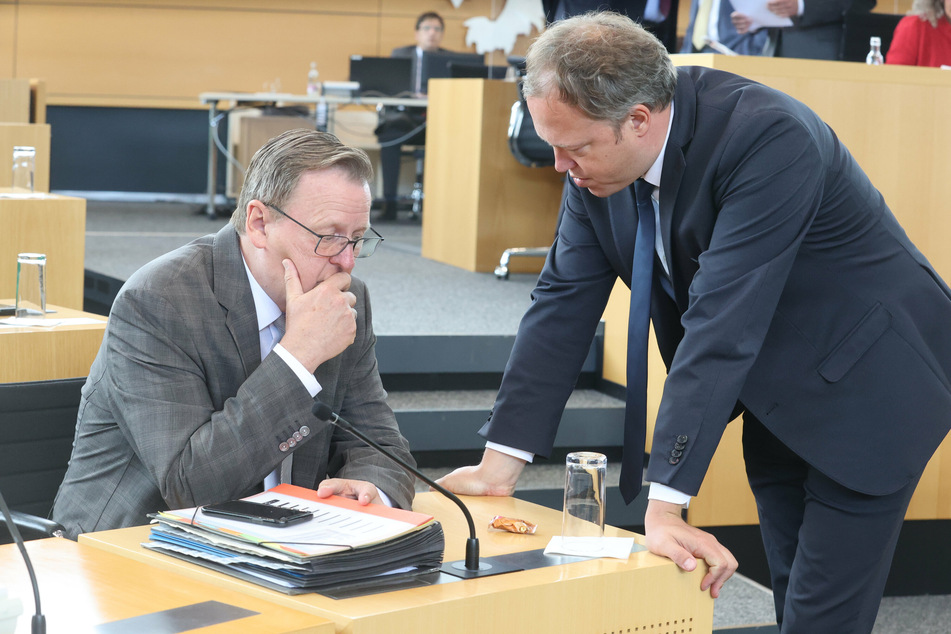 Ministerpräsident Bodo Ramelow (66, Linke, l.) und CDU-Fraktionschef Mario Voigt (45) zeichneten Kompromisslinien auf.