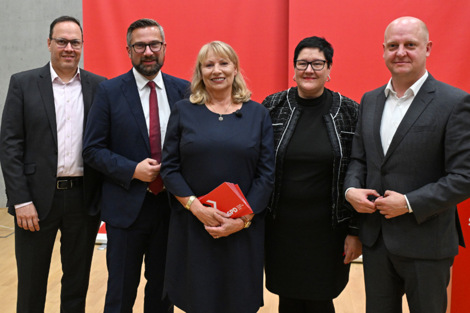 Das Team SPD um seine Spitzenkandidatin. Links Fraktionschef Dirk Panter (49), dann Wirtschaftsminister Martin Dulig (49) und die beiden Vorsitzenden Kathrin Michel (60) und Henning Homann (43).