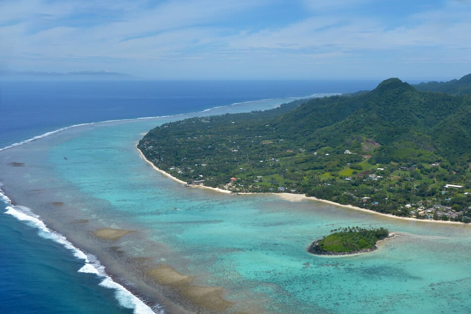 The Cook Islands has agreed to work with the US on the "responsible development" of its seabed riches.