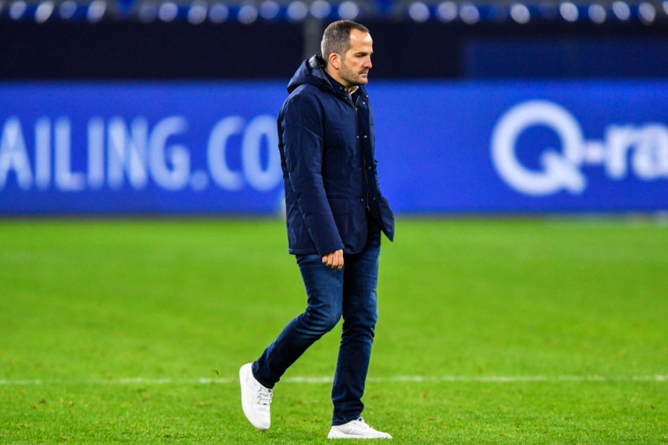 S04-Coach Manuel Baum ist um seine Aufgabe wahrlich nicht zu beneiden.