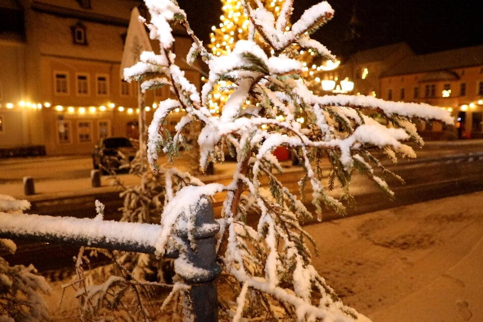 Im Erzgebirge ist der Winter in der Nacht mit Schnee angerückt.