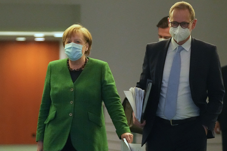 Bundeskanzlerin Angela Merkel (l., CDU) und Berlins Regierender Bürgermeister Michael Müller (r., SPD) kommen zu einer Pressekonferenz im Kanzleramt nach den Beratungen von Bund und Ländern.