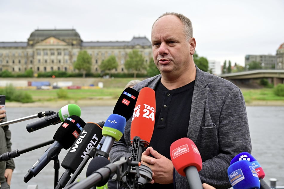 Am Sonntagnachmittag um 15 Uhr wird OB Dirk Hilbert (52, FDP) auf einer Pressekonferenz im Rathaus sprechen. (Archivbild)