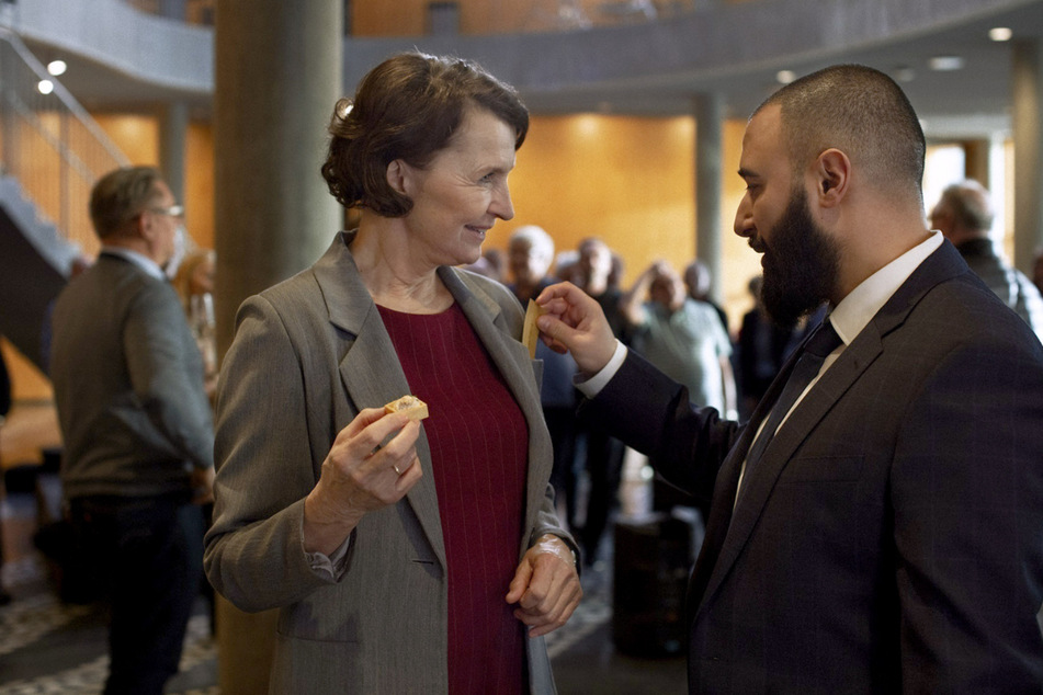 Justizministerin Elisabeth (Karen-Lise Mynster) witzelt mit ihrem Assistenten Farshad (Hadi Ka-Koush) beim Empfang zur Eröffnung eines neuen Gefängnisses in einer Szene aus "Wenn die Stille einkehrt".