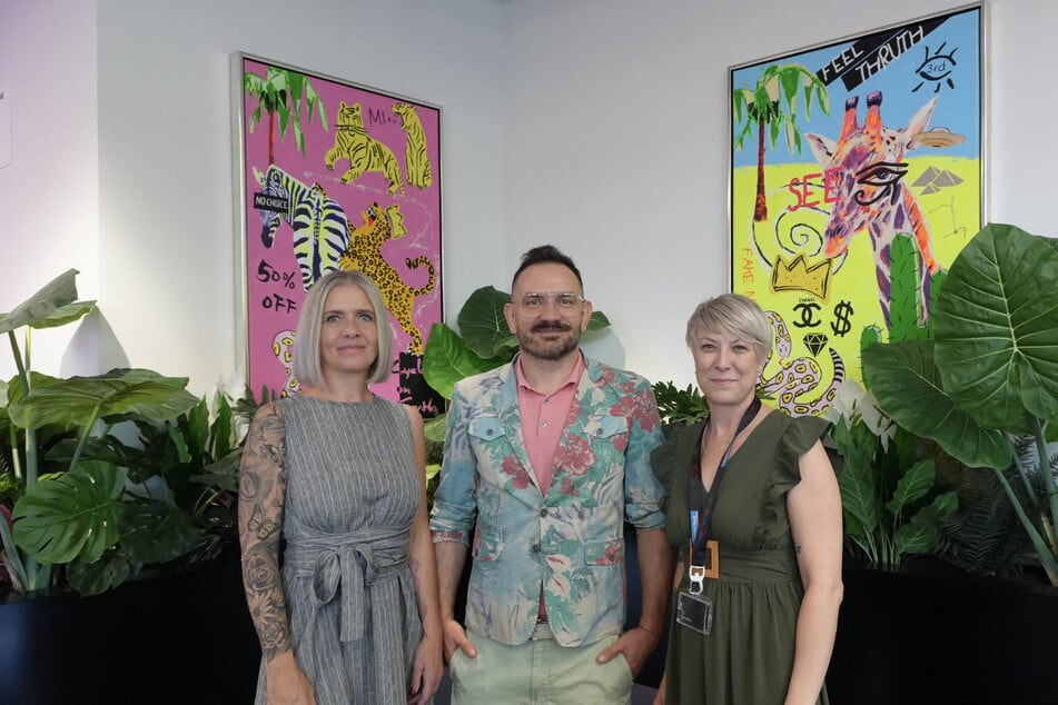 Christin Schröder (von l. nach r.), Carlo Bzdok und Sparda-Bank-Mitarbeiterin Franziska Adam haben die Ausstellung organisiert.