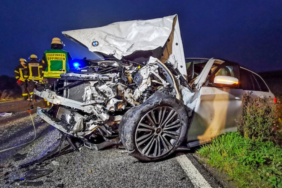 Dieser BMW ist stark beschädigt worden.