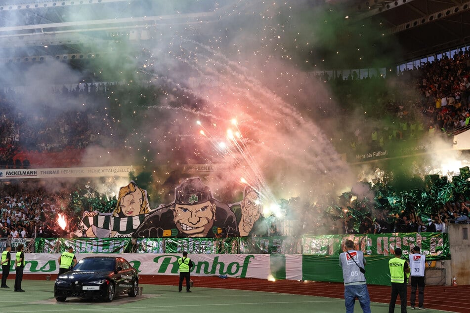 Bei Derbys geht es traditionell heiß her, wie hier beim Spiel der Fürther in Nürnberg im September 2023. (Archivfoto)
