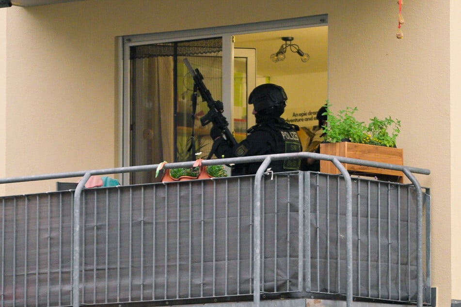 Der Mann wurde von Beamten auf seinem Balkon überwältigt.