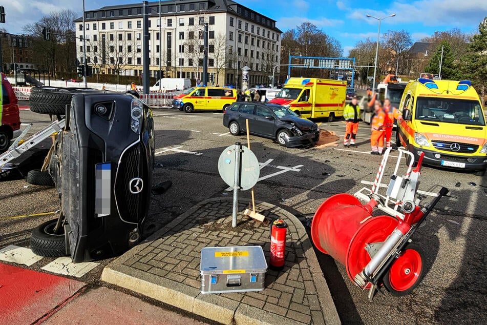 Frau bei Kreuzungs-Crash in Chemnitz schwer verletzt: Polizei sucht Zeugen