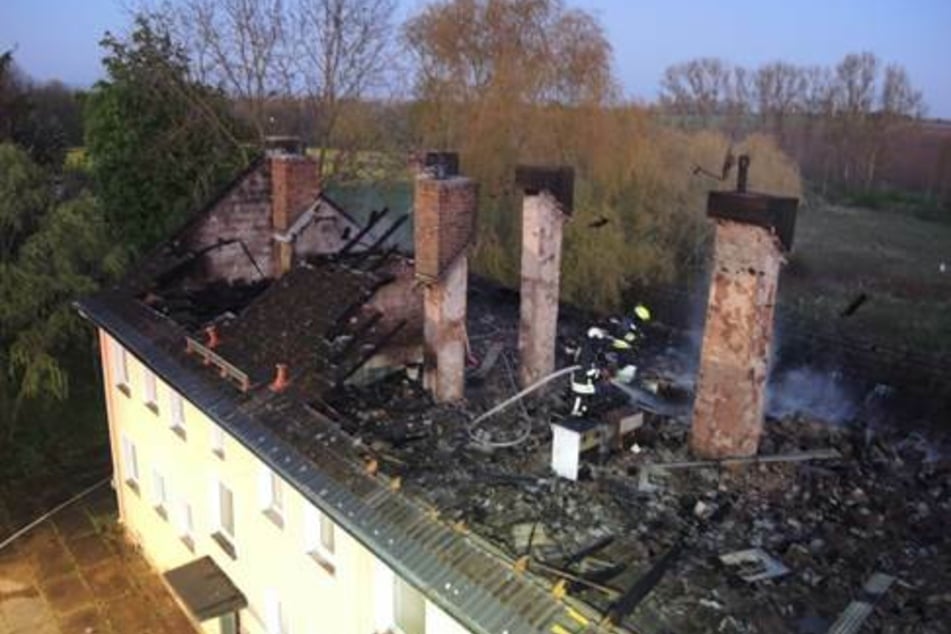 Der Dachstuhl des Hauses brach völlig ins sich zusammen.