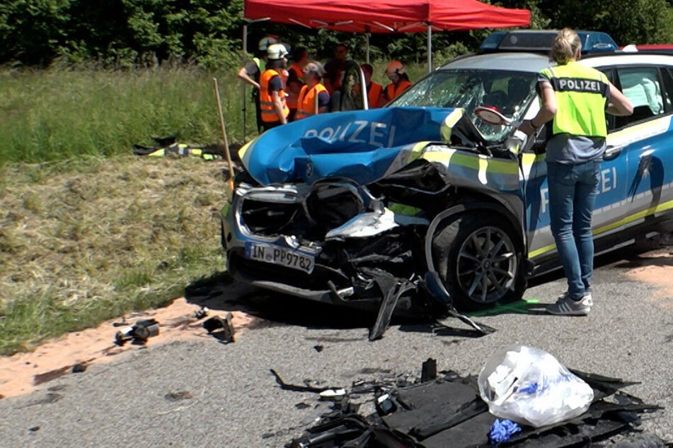 Bundeswehr-Fahrzeug kracht frontal in Polizeiauto: Mehrere Personen schwer verletzt