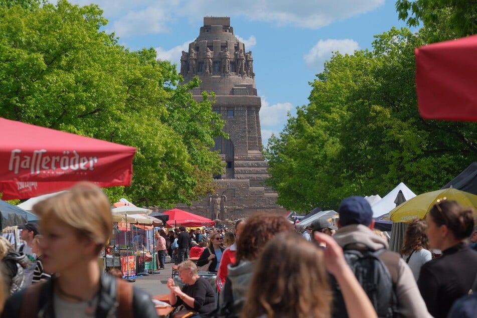 Vor dem Völkerschlachtdenkmal steigt das Thailand-