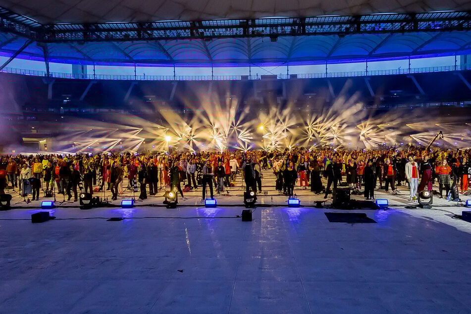 Wenn der Fußballrasen zur Konzertbühne wird: Beim Jam sind auch Firedancer, die Cheerleader der Dresden Monarchs und viel Pyrotechnik am Start.