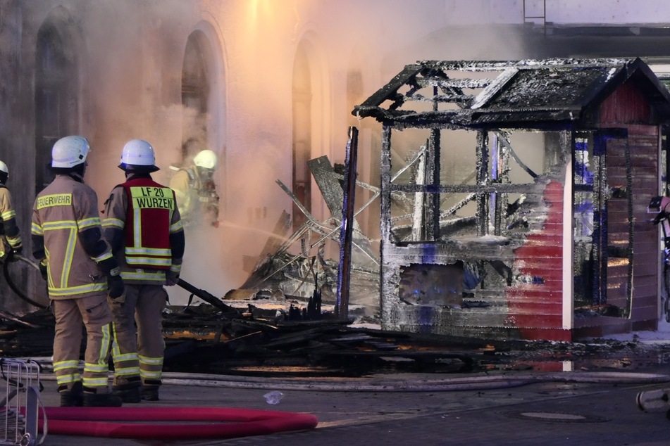 Leipzig: Wurzen: Holzbuden fackeln ab, Flammen drohen auf Bahnhof überzugreifen