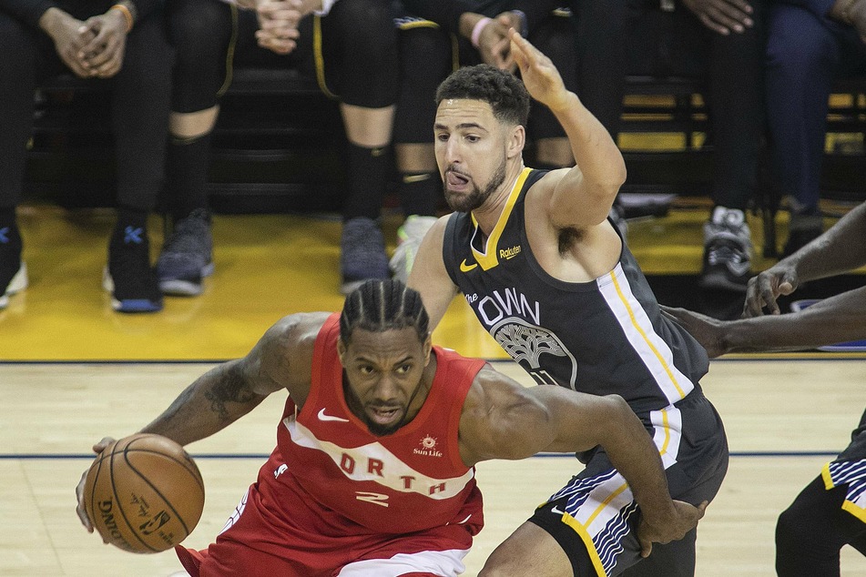 Before Sunday night, Klay Thompson (r.) hadn't played since the 2019 NBA Finals, when he faced Kawhi Leonard and the Toronto Raptors.