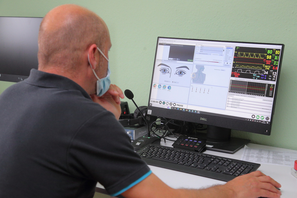 Das Herzstück des 729.000 Euro teuren Simulationslabors: Von hier aus lassen sich Pflegesituationen wie die auf einer Intensivstation steuern und überwachen.