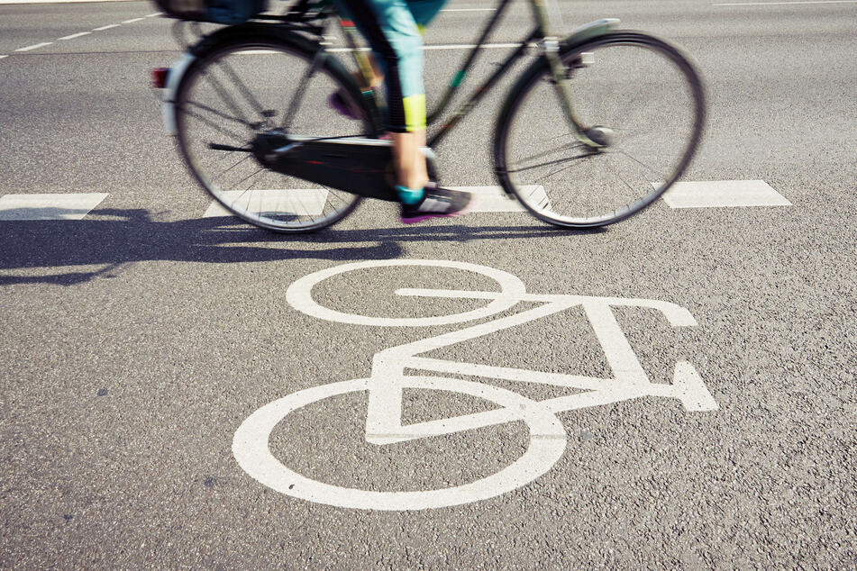 Auf falscher Seite geradelt: Junge Kölnerin prallt mit Rennrad-Fahrer zusammen