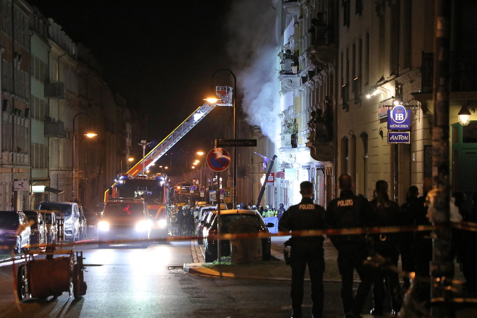 Bei dem nächtlichen Einsatz in Dresden kam ein Mann ums Leben, außerdem wurden sechs Polizisten verletzt.
