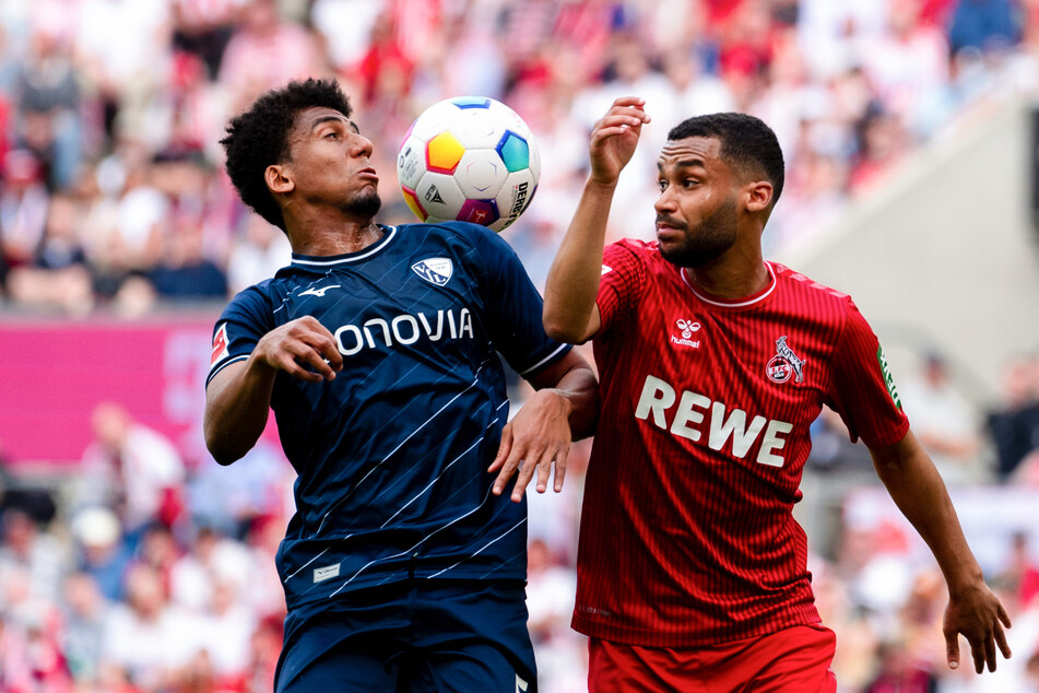 Bochums Linksverteidiger Bernardo (28) im Kopfballduell mit FC-Außenstürmer Linton Maina (24).