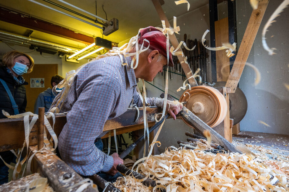 Reifendreher Harald Lorenz ließ die Späne beim Tag des traditionellen Handwerks fliegen.