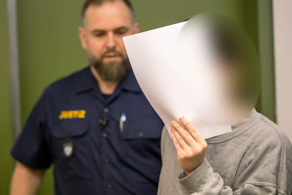 Prozess um Axtmord an eigener Mutter: 21-Jähriger legt schockierendes Geständnis ab