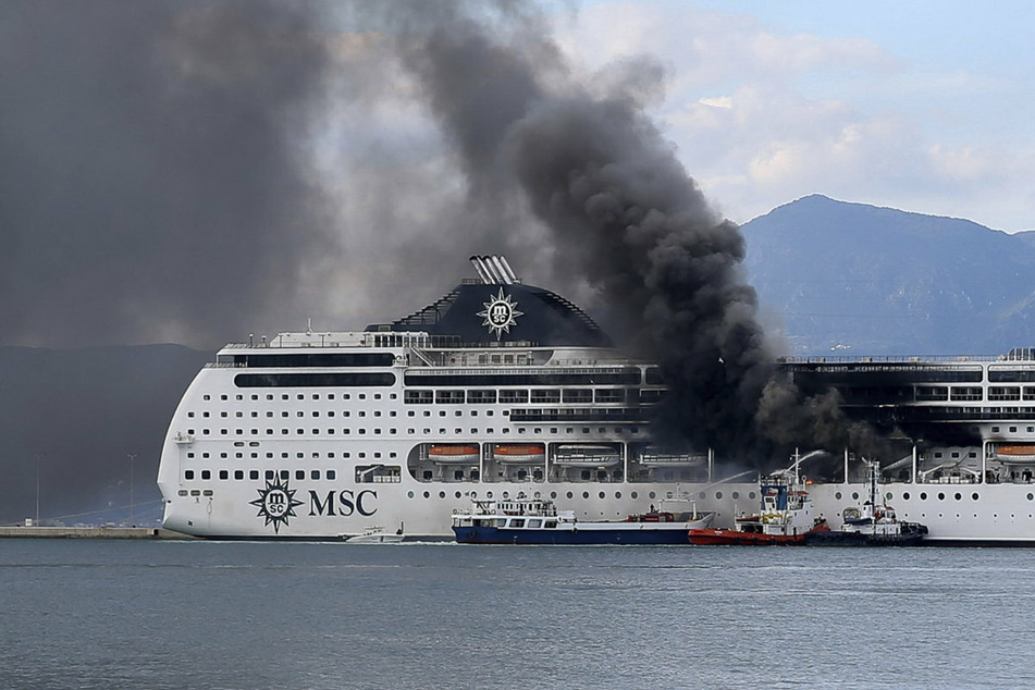 Drama im Paradies: Kreuzfahrtschiff steht in Flammen!