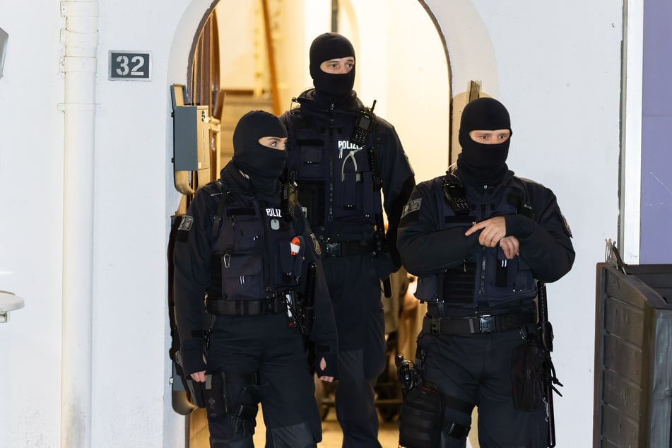 Auch Einsatzkräfte der Polizei und der Bereitschaftspolizei waren im Einsatz.