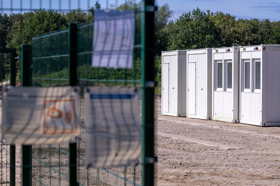 Mitte August wurden für eine in Upahl (Mecklenburg-Vorpommern) geplante Flüchtlingsunterkunft erste Container angeliefert. Auch in Thüringen kommen Container als Alternative ins Spiel. (Archivbild)