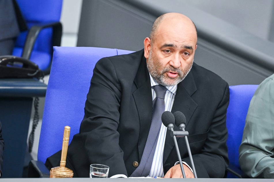 Bundestagsvizepräsident Omid Nouripour (50) übt Kritik am Teilstopp von Waffenexporten nach Israel.