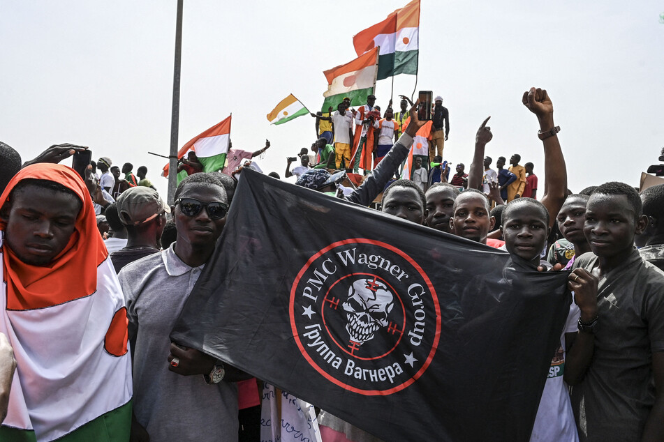 Demonstranten im afrikanischen Niger halten eine Flagge der russischen Wagner-Armee.