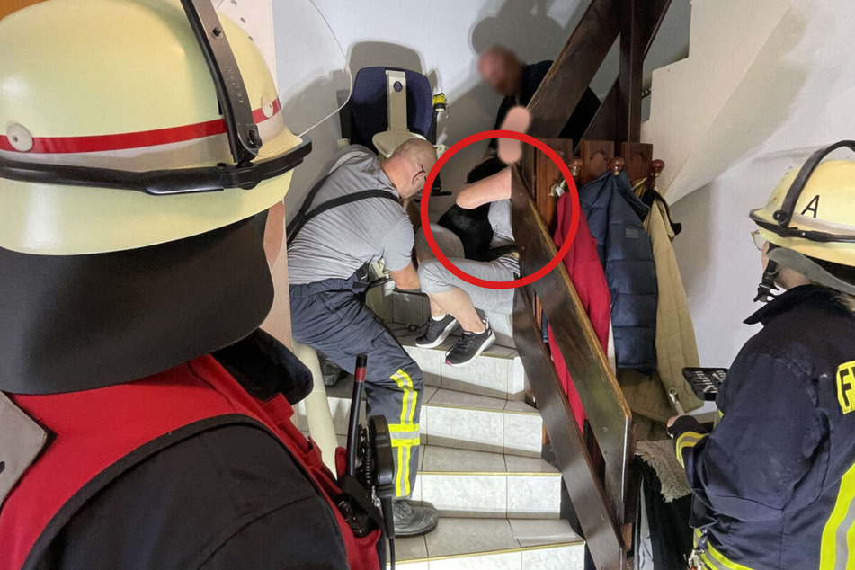 Die Feuerwehr baute den Treppenlift auseinander und befreite die Hündin.
