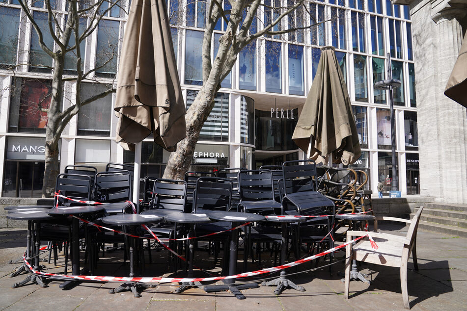 Tische und Stühle stehen abgesperrt im Außenbereich eines Gastronomiebetriebes in der Innenstadt. Öffnet die Außengastronomie in Hamburg wieder?