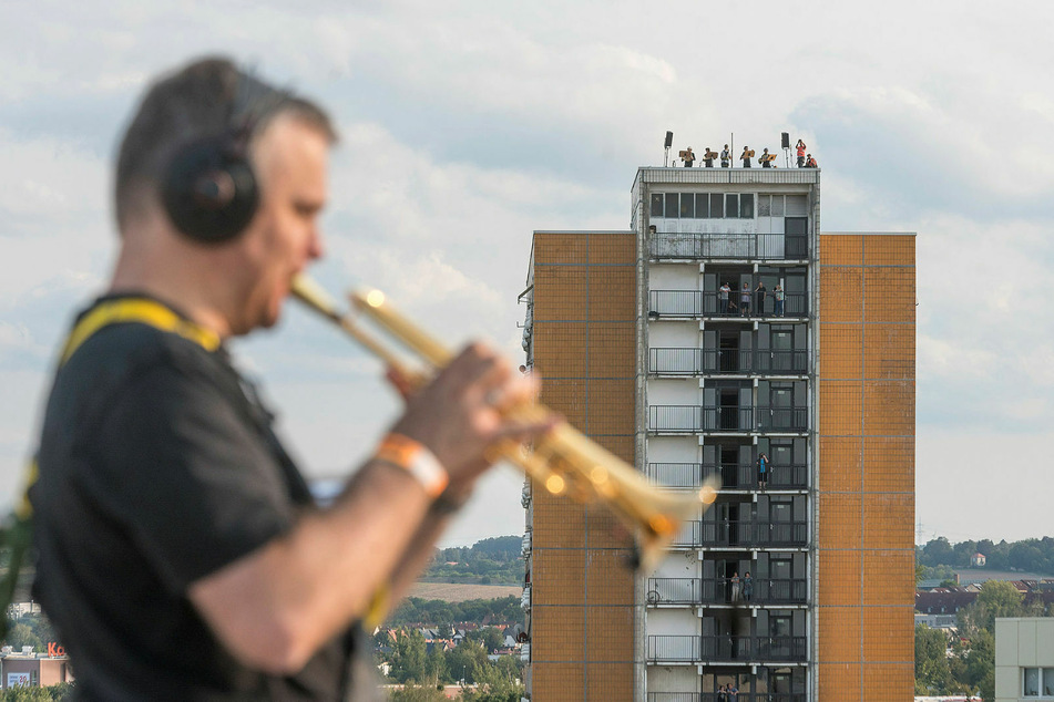 Dieser Trompeter konnte seine Kollegen nur als winzige Punkte in der Ferne erkennen.