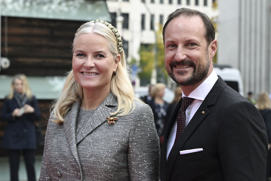 Kronprinzessin Mette-Marit (52) hat laut ihrem Ehemann Kronprinz Haakon (53) noch einen langen Weg der Genesung vor sich.
