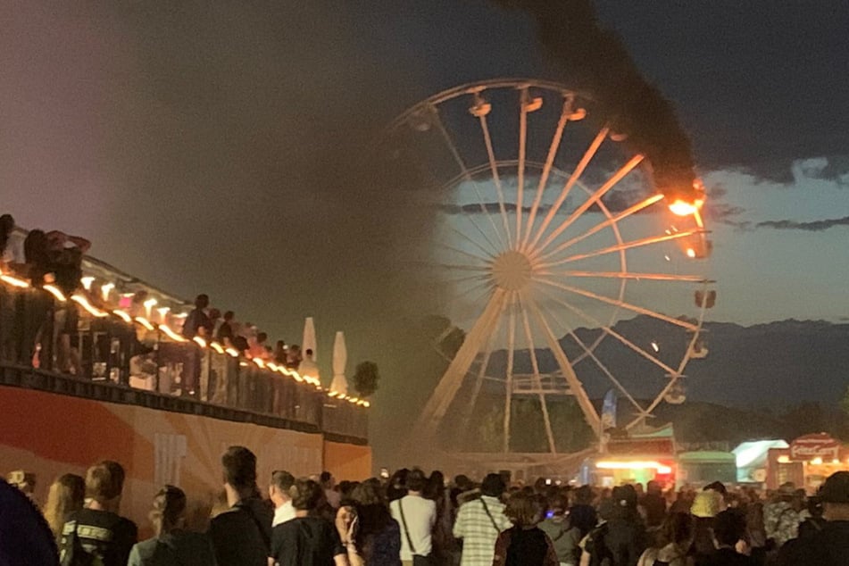 Zuerst stand eine Gondel des Riesenrads beim Highfield Festival in Flammen.